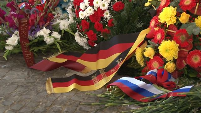 Slovensko si pripomínalo tragédiu rómskeho holokaustu смотреть онлайн