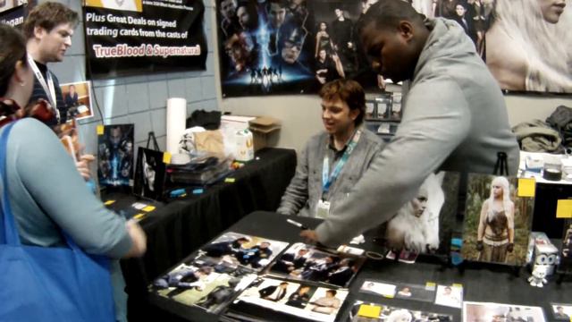 NYC COMIC CON 2012 = Bone's TV Show Eric Millegan signing autographs смотреть онлайн