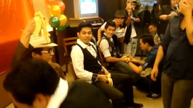 my max family xmas party(eat mo banana koh) смотреть онлайн