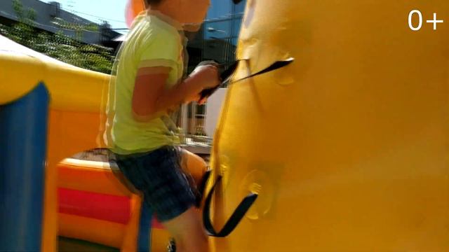 OUTDOOR PLAYGROUND YAROSLAVA / Ярослава ИГРАЕТ на Детской Площадке ПРЫГАЕТ на батуте. 0+ смотреть онлайн