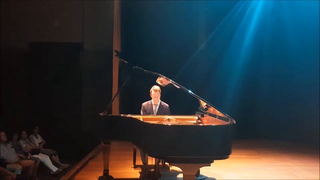 Jules Luisman plays Canción y Danza no. 8 by Federico Mompou смотреть онлайн