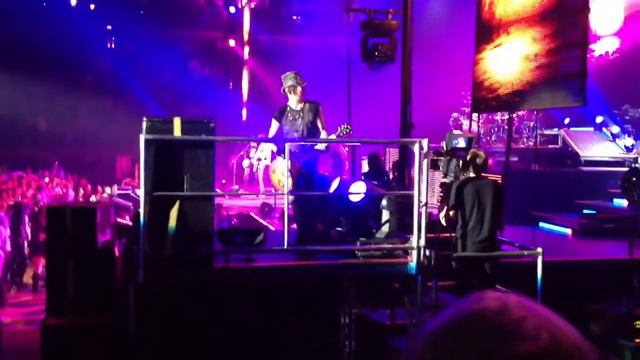 Dj Ashba spots Guns 2 Roses and Baby Gaga смотреть онлайн