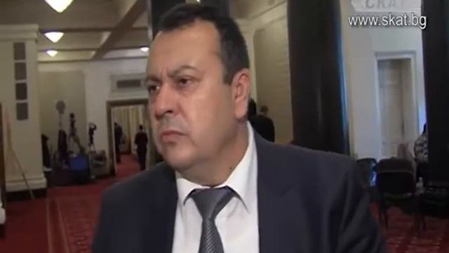 Кой не иска да слуша българския химн в парламента