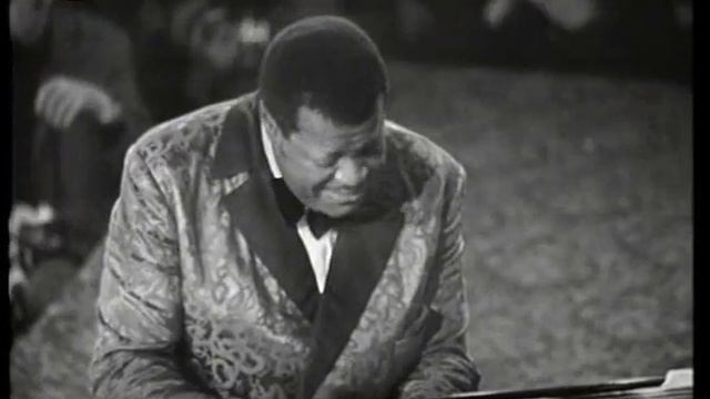 Oscar Peterson Trio 1969 Prague - You look good to me смотреть онлайн