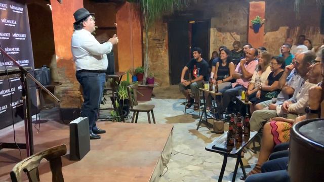 Juan Tamariz introduce a Juan Luis Rubiales en una actuación en la Sala Milwaukee смотреть онлайн