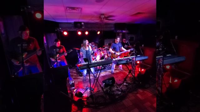 Messy Truth performing "Here for The Party" by Gretchen Wilson смотреть онлайн