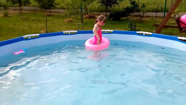 Веселе купання в басейні #бассейн #отдых #наприроде #basin смотреть онлайн