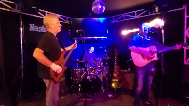 Singer Songwritter. Jimmy Griffeth (L) with Logan Runger (R)and Brad Coursey(Drummer). смотреть онлайн