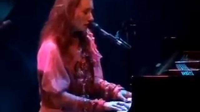 Tori Amos Daniel Live смотреть онлайн
