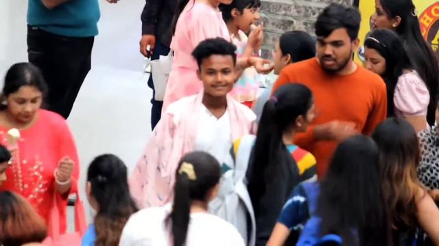 Prank Kanekado 🔥 Kaysa In Sun Ha Vig Mankta Ho 😁 Suligare City Center Prank #short#bengali #big