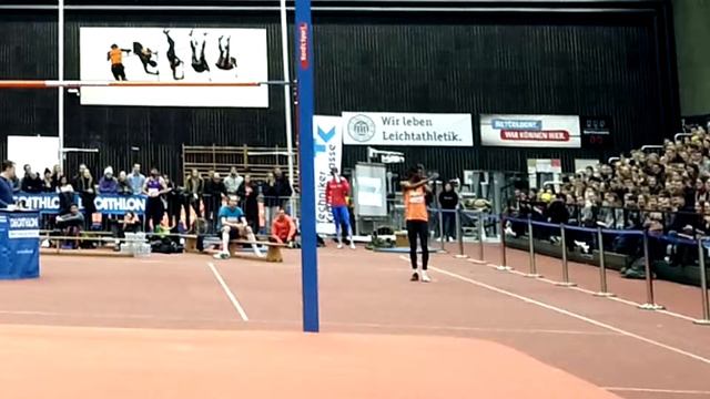High Jumper Competing in Cologne, Germany смотреть онлайн