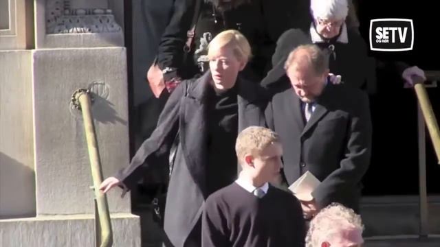 Superstjernene flokket til Hoffmans begravelse смотреть онлайн