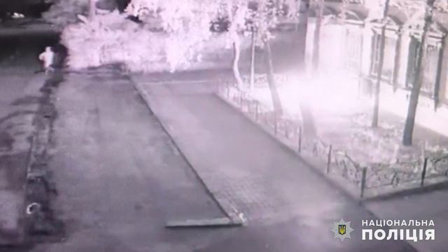 Поліцейські розшукують зловмисників, які запальною сумішшю намагались підпалити адвокатську контору