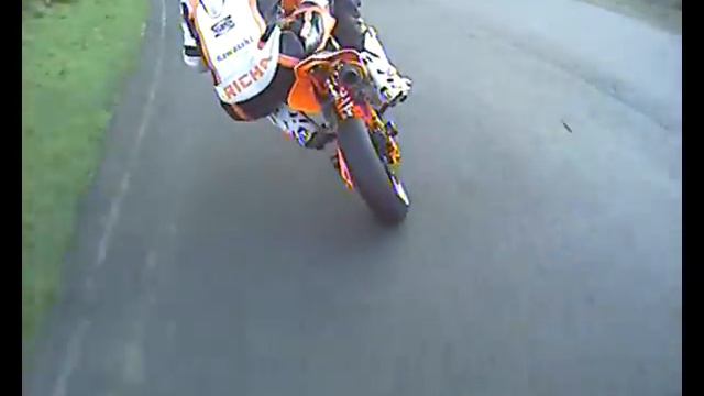 A Sam Lowes Trained Girl Racing Bikes?? at Stretton 29-11-2011.avi смотреть онлайн