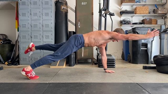 One Arm One Leg Plank смотреть онлайн