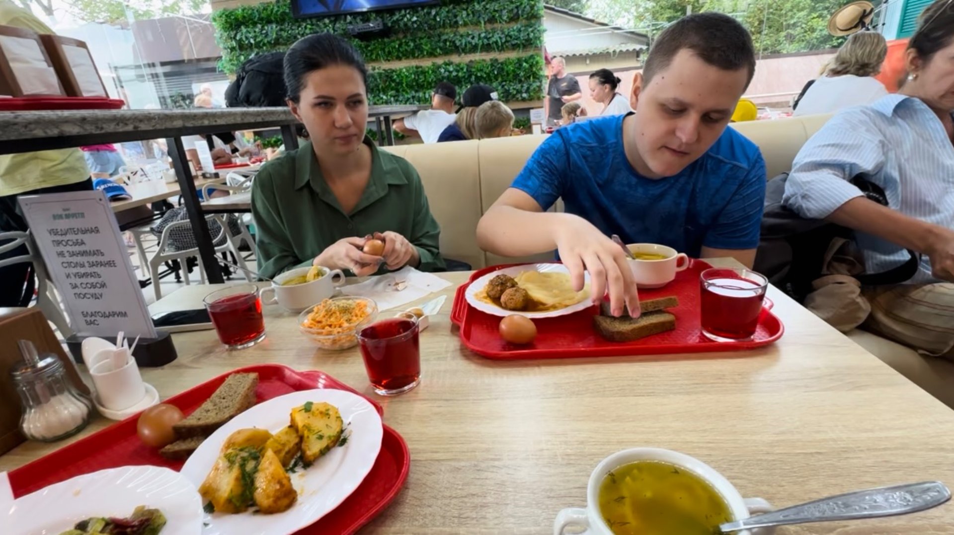 Чёрное море 2024 🐬 Пошёл дождь! Пришли в столовую Bon Appetite на набережной Сириуса 🌴 смотреть онлайн