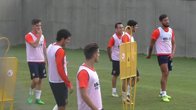 Gabriel Paulista regresa con el grupo antes del Derbi смотреть онлайн