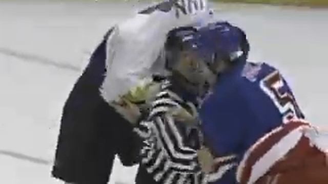 Ryan Flinn Vs Trevor Gillies(hockeyfight)