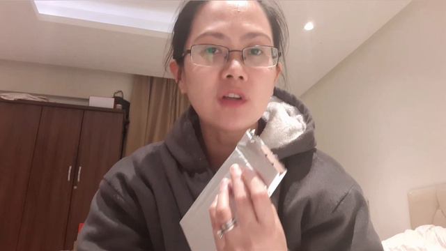 How To Eat Chocolate Bar By Rosa (Lindt Milch Nuss)