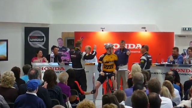 F1 star/BTCC driver Johnny Herbert blindfolded at a Honda dealer смотреть онлайн