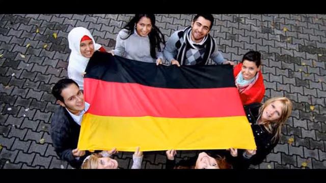 Carlos Alberto Montaner - Abrirles los brazos a los inmigrantes es bueno y conveniente