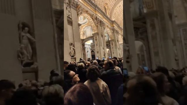 Pope Benedict XVI lies in state - Thousands Pay Homage смотреть онлайн