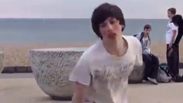 Watch Harry Gallagher freerunning across... смотреть онлайн