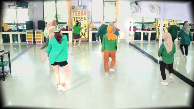 Wait A Minute line dance - Wulan & Diana - Phrased Improver - Willow Smith (Duckhead Edit) смотреть онлайн