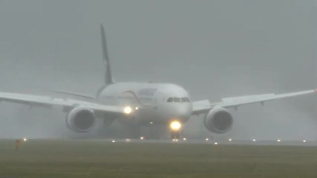 STORM DENNIS CROSSWIND LANDINGS Airbus A380 Boeing 747 HARD A300 LANDING 4K480P смотреть онлайн