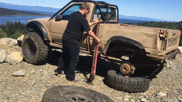 How To 4WD OFFROAD: Fix a torn valve stem on the trail with a hi-lift / farm jack and pliers смотреть онлайн