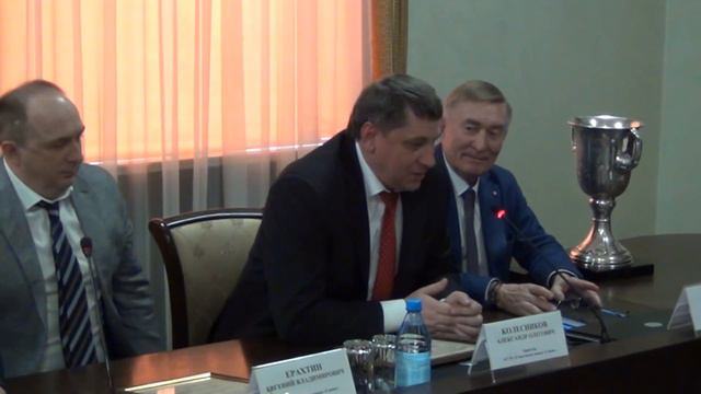 Валентин Коновалов получил майку команды "Саян" смотреть онлайн