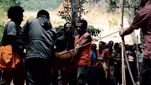 Acara syukuran bunuh babi/bakar batu atas kebebasan bapak Buchtar Tabuni dari tahanan смотреть онлайн