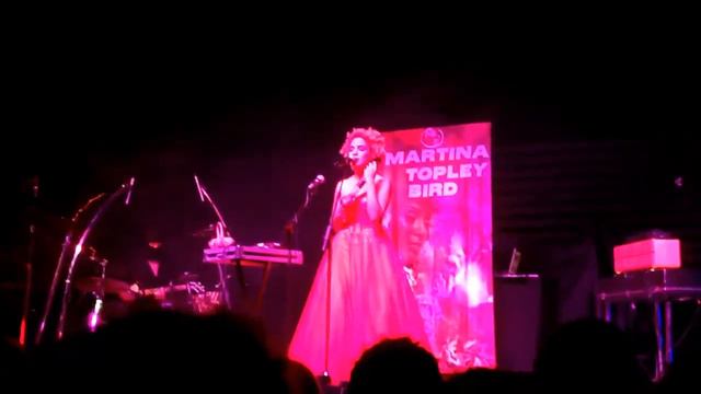 Martina Topley Bird - Sandpaper Kisses (Live) смотреть онлайн