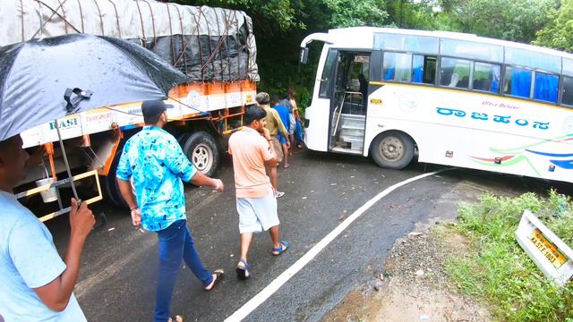 Chinnar KSTRC blocked on hair pin bend смотреть онлайн