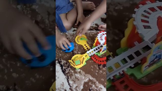 Hezekiah & Hanna Bermain Thomas