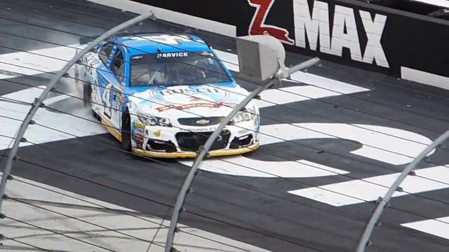 Kevin Harvick and Tony Stewart celebrate Harvick's 2016 Bristol win w/ burnout! смотреть онлайн