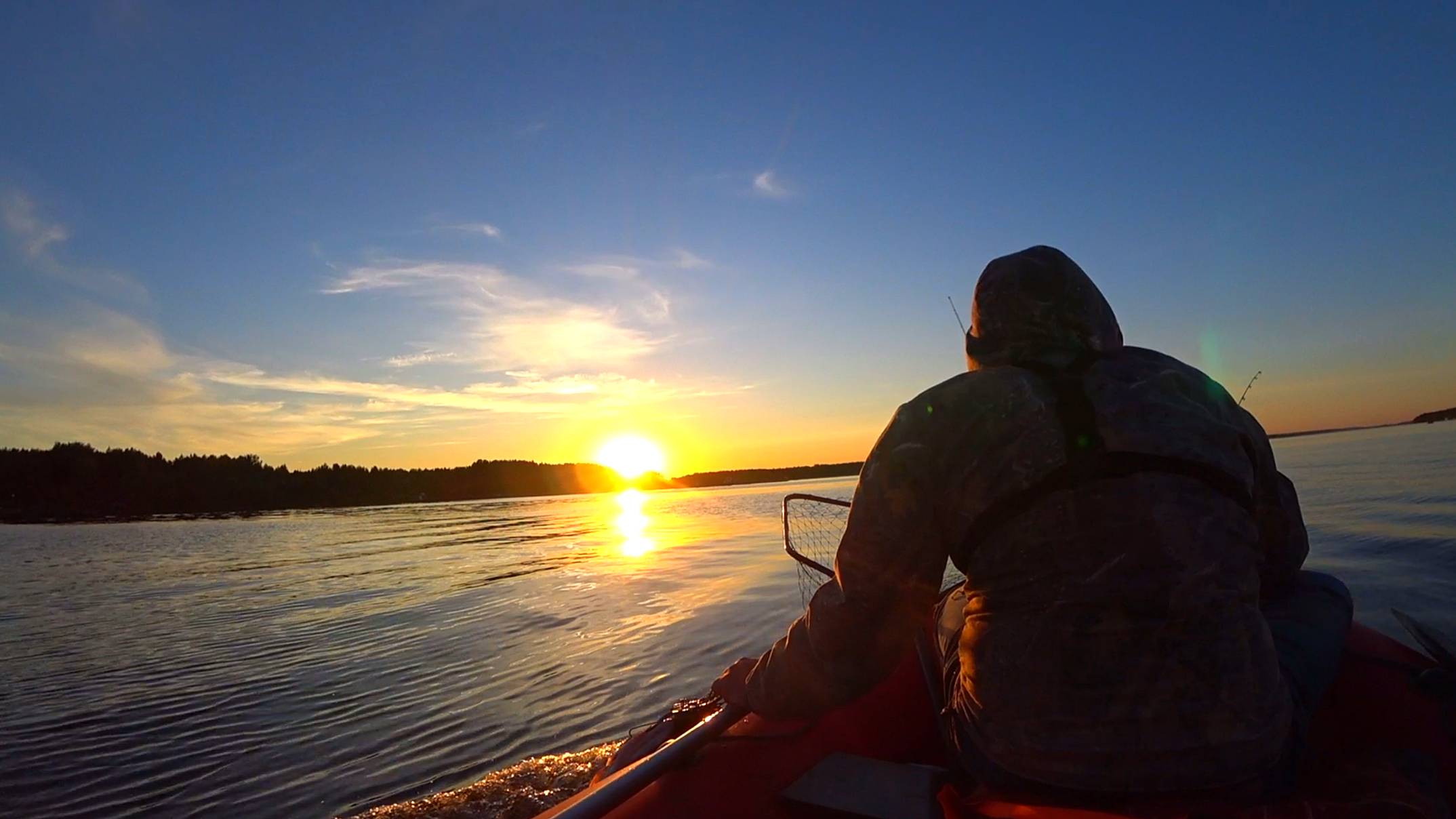 Рыбалка на спиннинг осенью.Ловим рыбу с лодки на разные приманки. смотреть онлайн