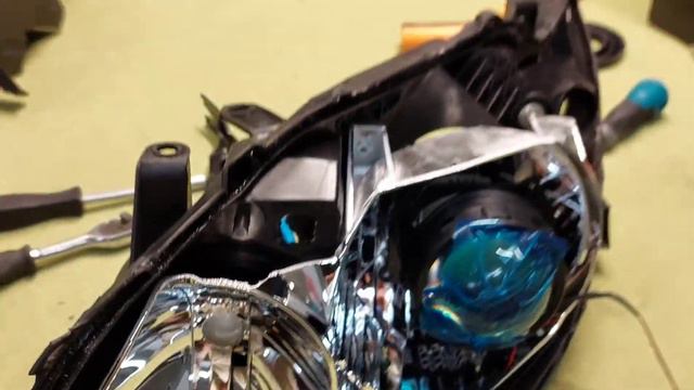 Установка Biled линз Aozoom A13 на шпильки в отражатель Toyota Corolla E150