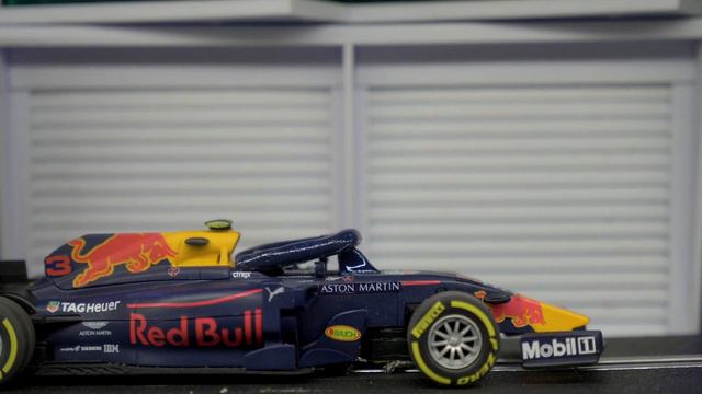 Carrera Mini Guide To F1 - Daniel Ricciardo - Singapore