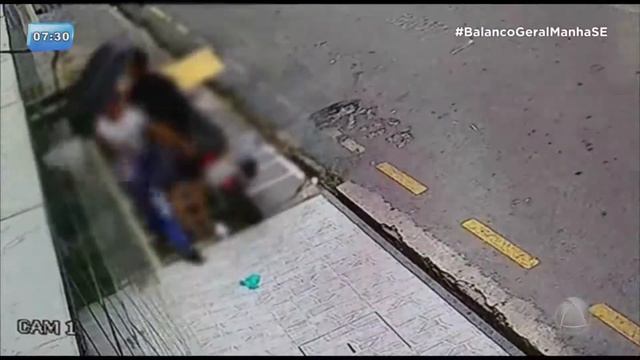 Bolsa roubada por dois homens na rua Carlos Burlamaqui é entregue ao Balanço Geral Manhã-BGM смотреть онлайн