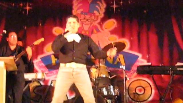 ALFREDO VALENTE MORALES Cantando 