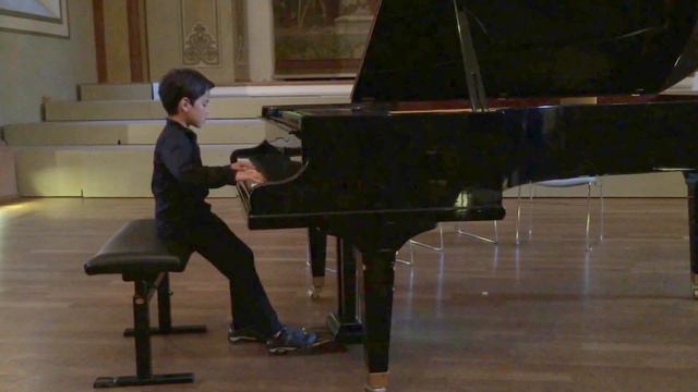 Felix (8) plays Frédéric Chopin Walzer, a-moll смотреть онлайн