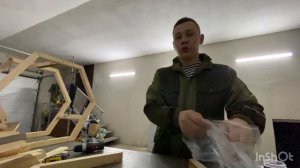 Поленница в виде пчелиных сот для дров своими руками