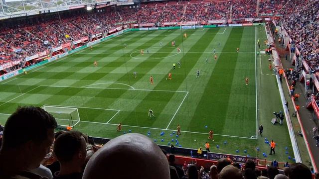 sfeeractie en goals Brenet en Cerny vanaf de tribune bij FC Twente - Sparta смотреть онлайн