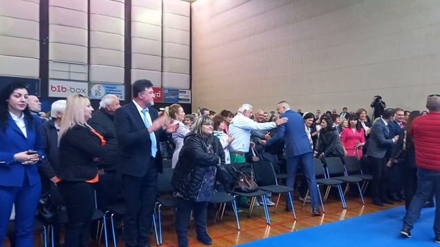 Хиляди членове и симпатизанти на ГЕРБ приветстваха с "Победа!" Бойко Борисов във Варна смотреть онлайн