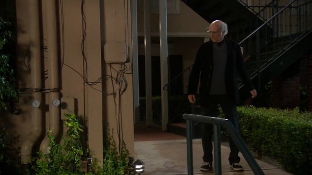 Curb Your Enthusiasm: Larry Hangs On