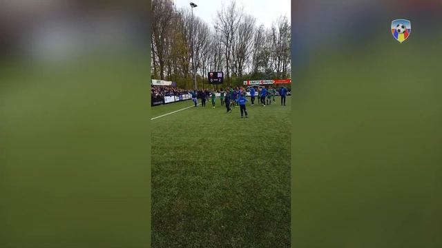 Feest bij spelers Quick Boys na overwinning op Jodan Boys смотреть онлайн