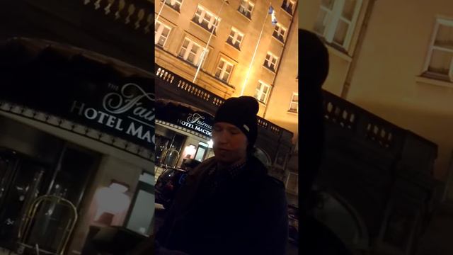 Tyler Toffoli signs autographs for fans at LA Kings team hotel in Edmonton смотреть онлайн