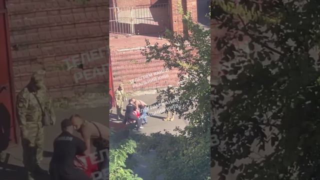 Человек хотел вызвать своего адвоката но животные ТЦК не дали смотреть онлайн