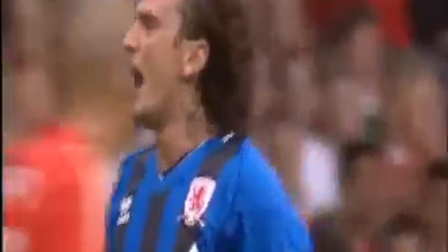 Tuncay Şanli Liverpool Savunmasıyla Dalga Geçiyor смотреть онлайн